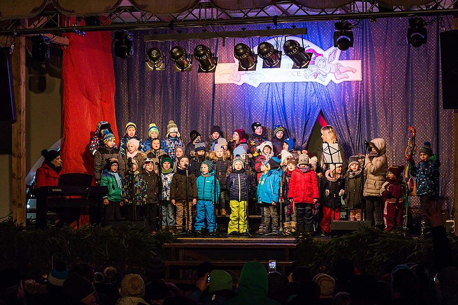 Passing on the Light of Bethlehem, Joint Singing by the Christmas Tree, 3rd Advent Sunday 17.12.2017