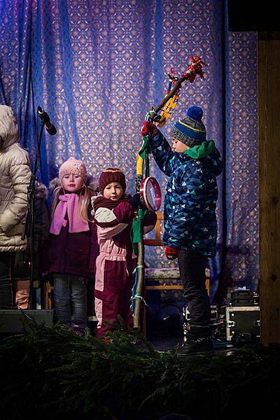 Verteilung des Lichts aus Bethlehem, Gemeinsames Singen am Weihnachtsbaum, 3. Adventssonntag 17.12.2017