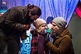 Passing on the Light of Bethlehem, Joint Singing by the Christmas Tree, 3rd Advent Sunday 17.12.2017, photo by: Lubor Mrázek