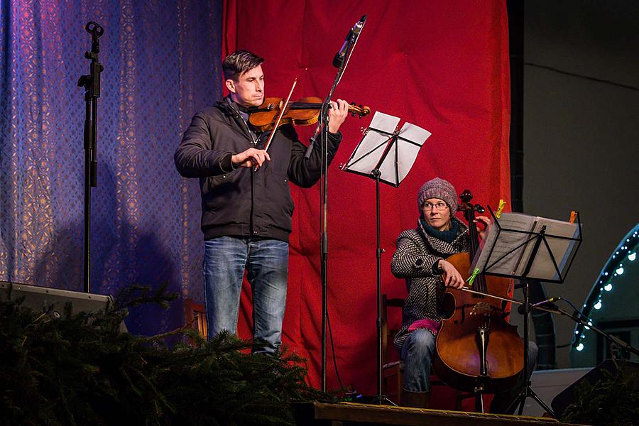 Adventní pohádka v Městském divadle, rozdávání betlémského světla, společné zpívání u vánočního stromu (náměstí Svornosti), 3. adventní neděle 17.12.2017