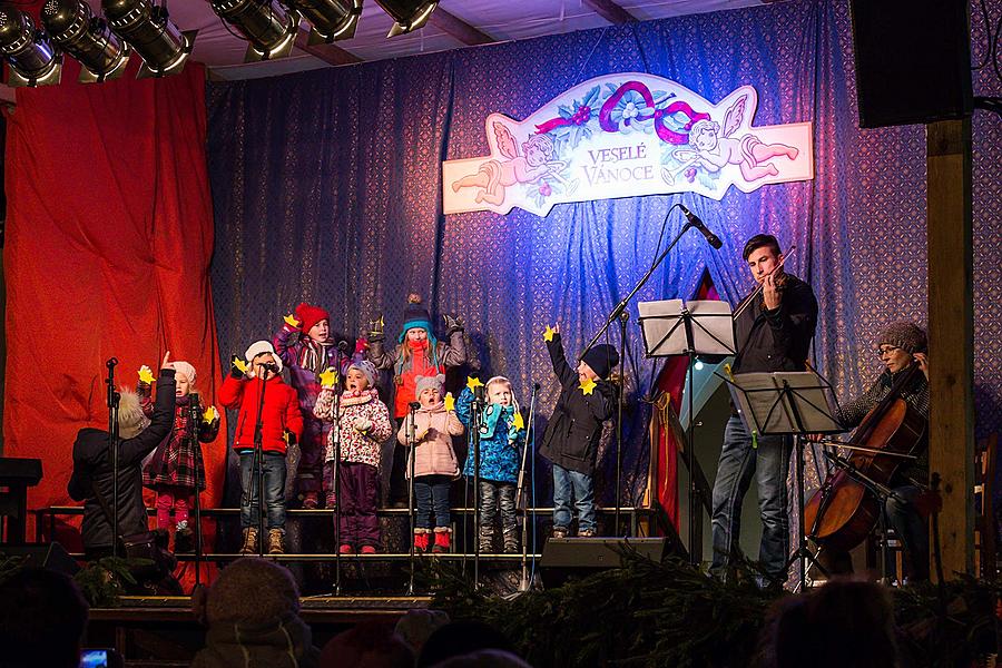 Verteilung des Lichts aus Bethlehem, Gemeinsames Singen am Weihnachtsbaum, 3. Adventssonntag 17.12.2017