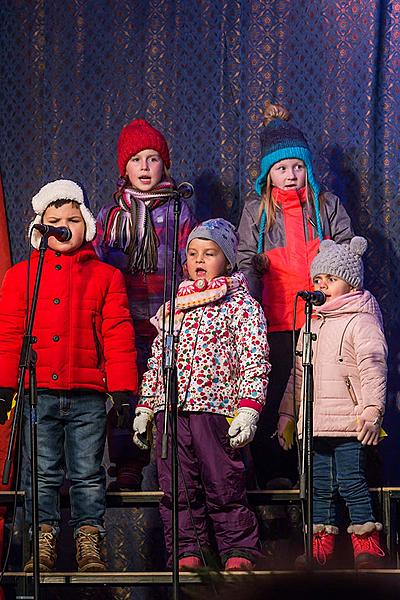 Verteilung des Lichts aus Bethlehem, Gemeinsames Singen am Weihnachtsbaum, 3. Adventssonntag 17.12.2017