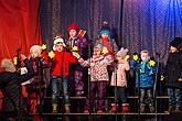 Passing on the Light of Bethlehem, Joint Singing by the Christmas Tree, 3rd Advent Sunday 17.12.2017, photo by: Lubor Mrázek