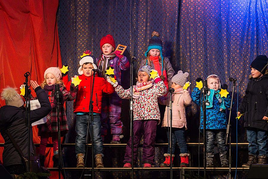 Verteilung des Lichts aus Bethlehem, Gemeinsames Singen am Weihnachtsbaum, 3. Adventssonntag 17.12.2017