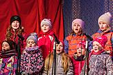 Passing on the Light of Bethlehem, Joint Singing by the Christmas Tree, 3rd Advent Sunday 17.12.2017, photo by: Lubor Mrázek