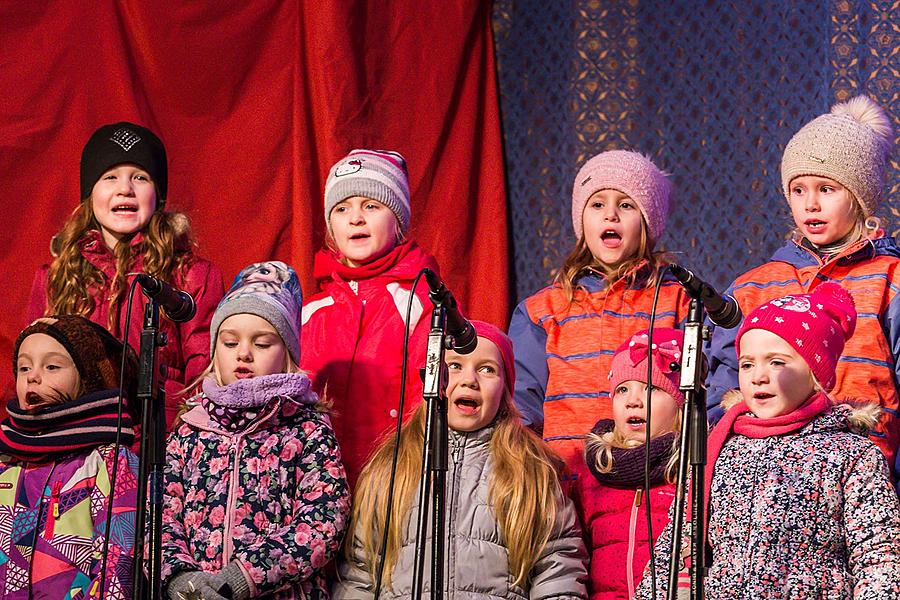 Verteilung des Lichts aus Bethlehem, Gemeinsames Singen am Weihnachtsbaum, 3. Adventssonntag 17.12.2017