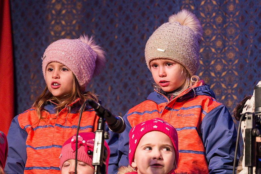 Adventní pohádka v Městském divadle, rozdávání betlémského světla, společné zpívání u vánočního stromu (náměstí Svornosti), 3. adventní neděle 17.12.2017