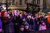 Passing on the Light of Bethlehem, Joint Singing by the Christmas Tree, 3rd Advent Sunday 17.12.2017, photo by: Lubor Mrázek