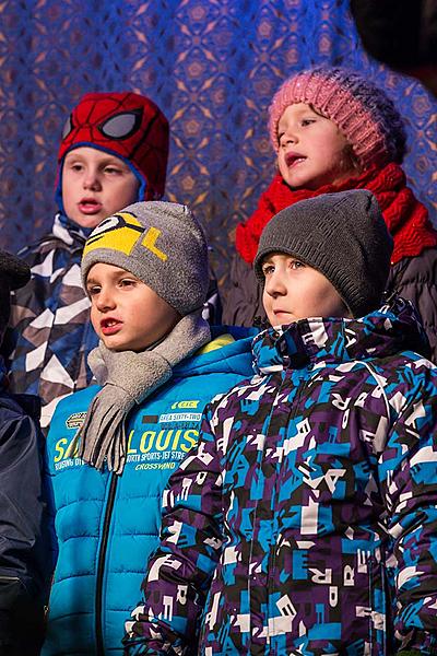 Adventní pohádka v Městském divadle, rozdávání betlémského světla, společné zpívání u vánočního stromu (náměstí Svornosti), 3. adventní neděle 17.12.2017