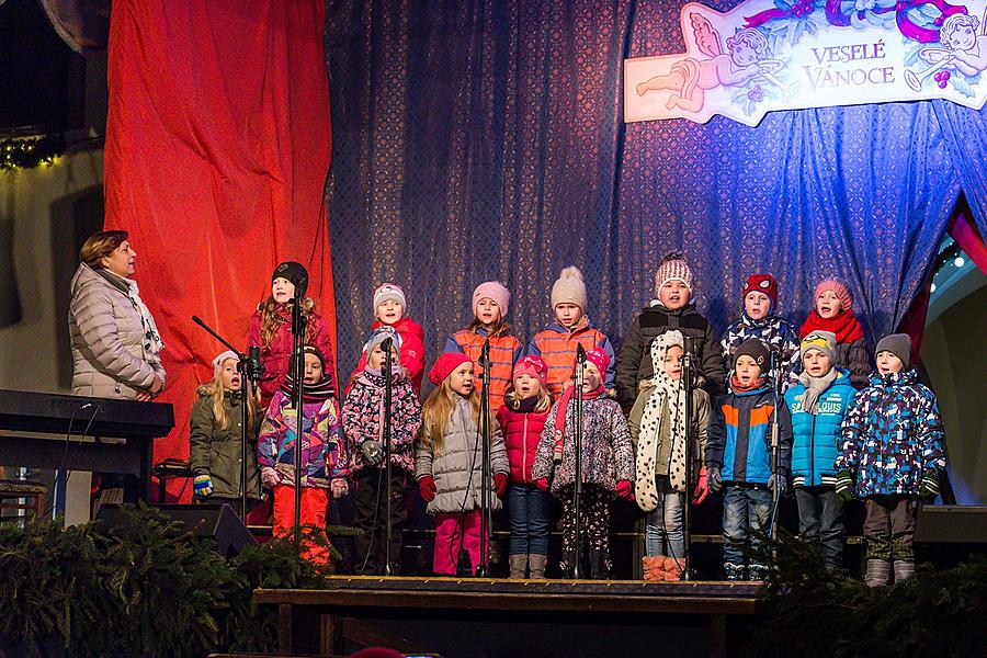 Verteilung des Lichts aus Bethlehem, Gemeinsames Singen am Weihnachtsbaum, 3. Adventssonntag 17.12.2017