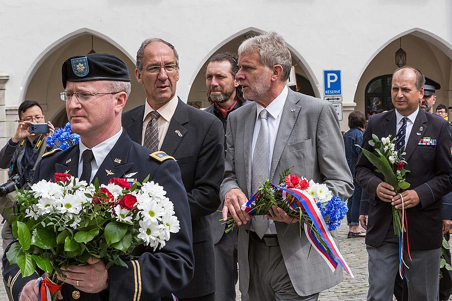 Festakt anlässlich des 73. Jahrestages des Endes des Zweiten Weltkriegs - Anbetung der Teilnehmer des Zweiten Weltkrieges