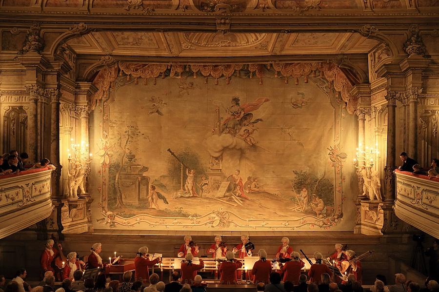 Antonio Caldara: L´Asilo d´Amore, Hof-Musici Baroque Orchestra, 16. – 18. 9. 2016, in front of theatre curtain