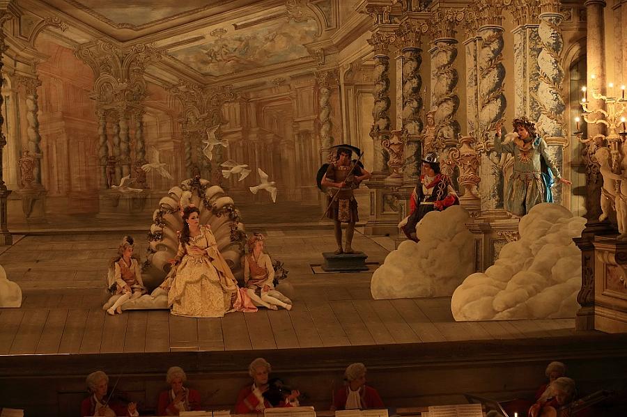 Antonio Caldara: L´Asilo d´Amore, Hof-Musici Baroque Orchestra, 16. – 18. 9. 2016, in front of theatre curtain