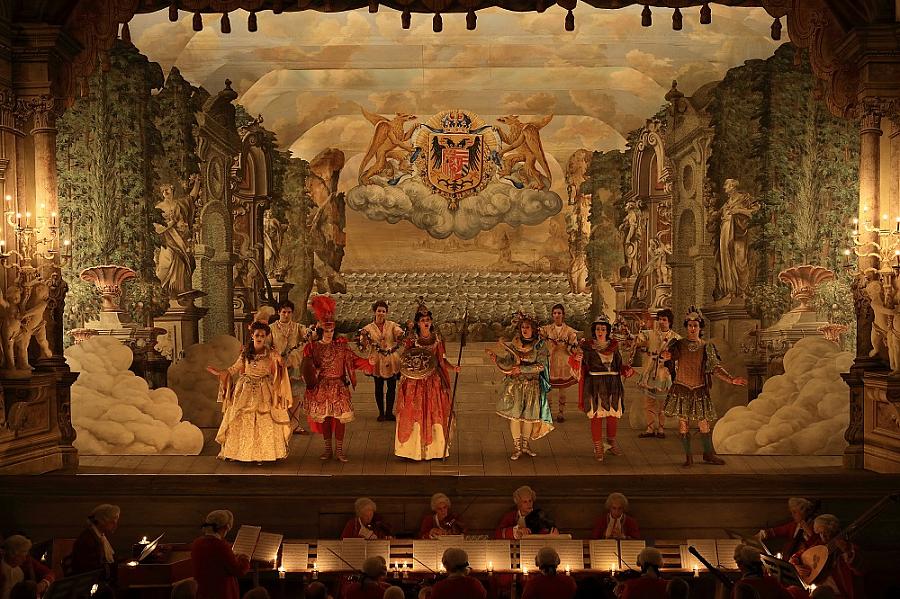 Antonio Caldara: L´Asilo d´Amore, Hof-Musici Baroque Orchestra, 16. – 18. 9. 2016, in front of theatre curtain