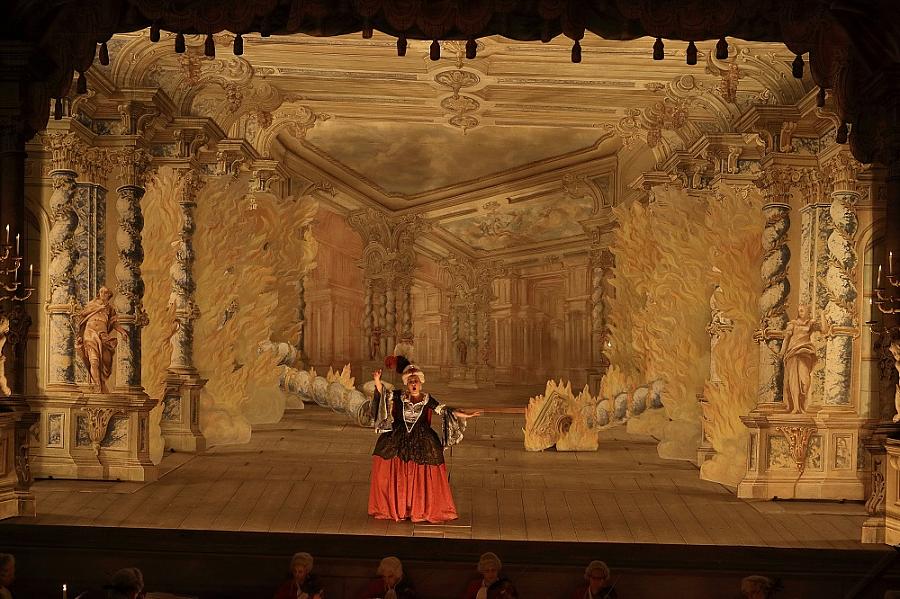 Antonio Boroni: La Didone, Hof-Musici Baroque Orchestra, 14. – 17. 9. 2017, in front of theatre curtain