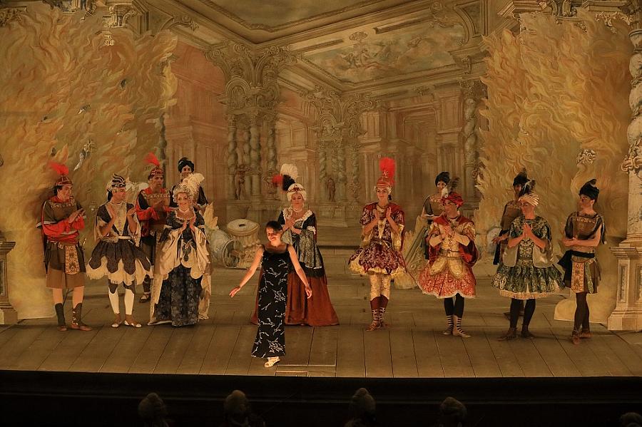 Antonio Boroni: La Didone, Hof-Musici Baroque Orchestra, 14. – 17. 9. 2017, in front of theatre curtain