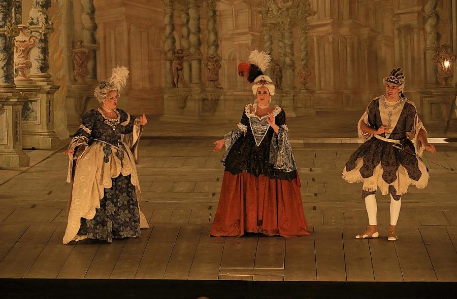 Antonio Boroni: La Didone, Hof-Musici Baroque Orchestra, 14. – 17. 9. 2017, in front of theatre curtain