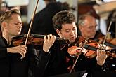 Miroslav Ambroš (housle) a Jaroslaw Nadrzycki (housle), Jihočeská filharmonie, Jan Kučera (dirigent), Mezinárodní hudební festival Český Krumlov 24.7.2018, zdroj: Auviex s.r.o., foto: Libor Sváček