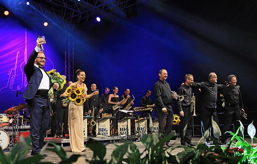 „KEEP SWINGING!“ – Swing evening in the Las Vegas style, Jan Smigmator, Dasha, Tom Gaebel, RTV Big Band Felixe Slováčka etc., International Music Festival Český Krumlov 4.8.2018