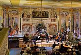 Amin Ghafari (housle), Sukův komorní orchestr, Nikol Kraft (dirigentka), Mezinárodní hudební festival Český Krumlov 8.8.2018, zdroj: Auviex s.r.o., foto: Libor Sváček