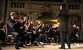 Amin Ghafari (housle), Sukův komorní orchestr, Nikol Kraft (dirigentka), Mezinárodní hudební festival Český Krumlov 8.8.2018, zdroj: Auviex s.r.o., foto: Libor Sváček