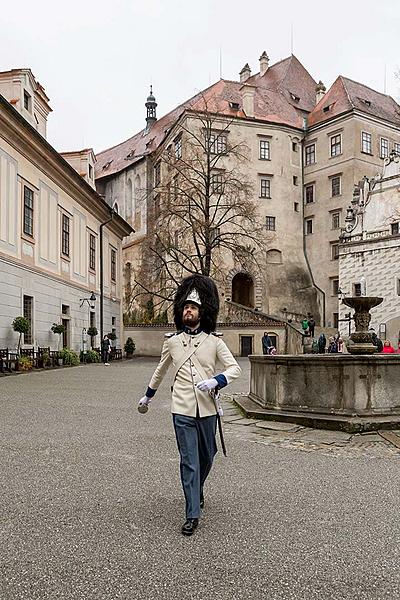 Oslava 100 let republiky v Českém Krumlově, Schwarzenberská granátnická garda - vztyčování praporů, 28.10.2018