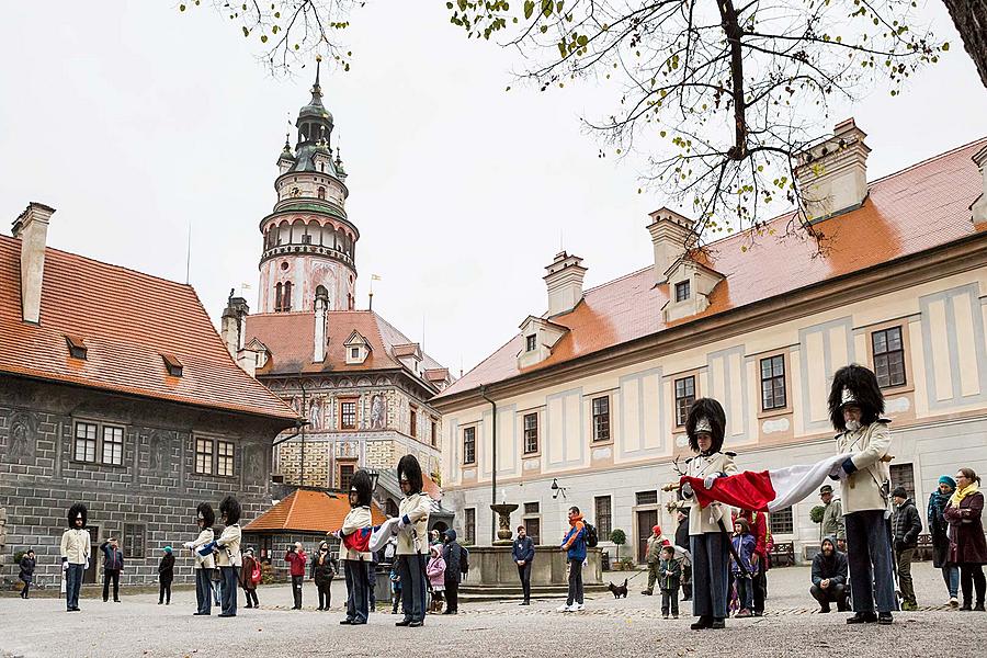 Oslava 100 let republiky v Českém Krumlově, Schwarzenberská granátnická garda - vztyčování praporů, 28.10.2018