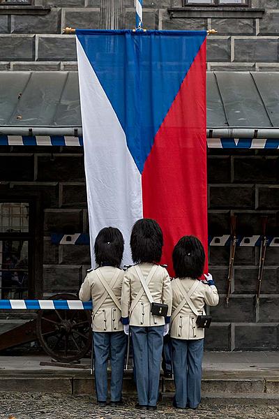 Oslava 100 let republiky v Českém Krumlově, Schwarzenberská granátnická garda - vztyčování praporů, 28.10.2018