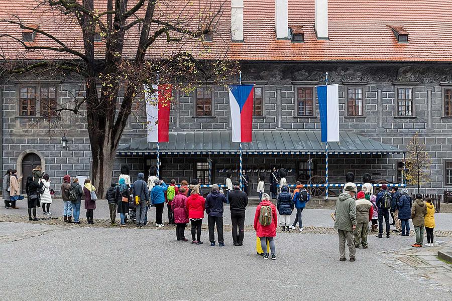 Oslava 100 let republiky v Českém Krumlově, Schwarzenberská granátnická garda - vztyčování praporů, 28.10.2018