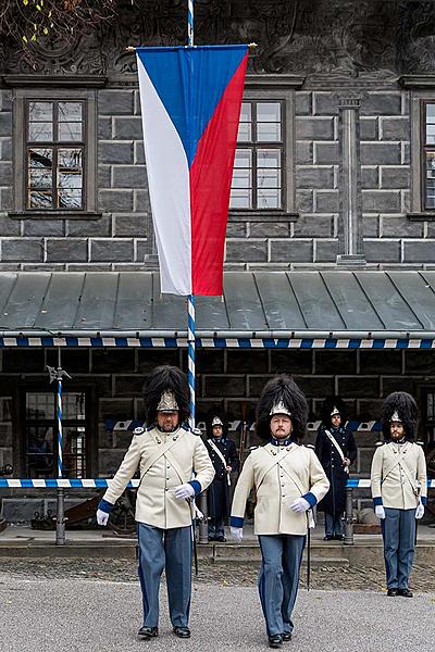 Oslava 100 let republiky v Českém Krumlově, Schwarzenberská granátnická garda - vztyčování praporů, 28.10.2018