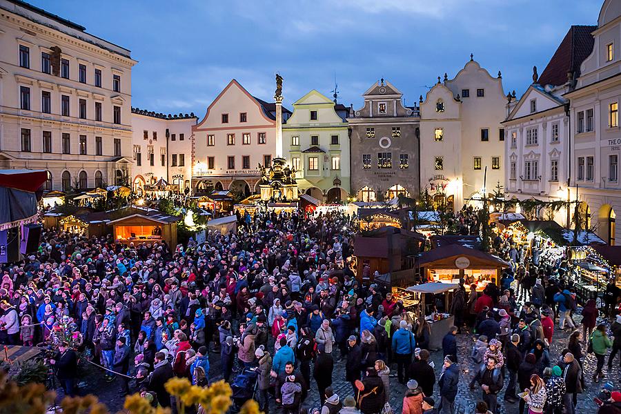 1. adventní neděle - hudebně poetické otevření Adventu spojené s rozsvícením vánočního stromu, Český Krumlov 2.12.2018