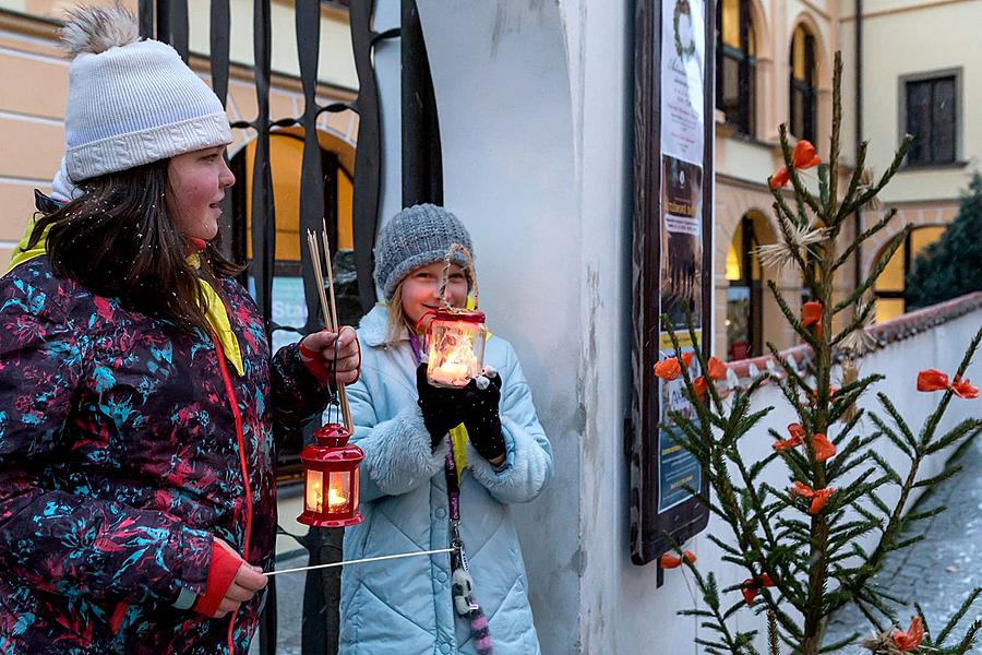 Rozdávání betlémského světla, společné zpívání u vánočního stromu, 3. adventní neděle 16.12.2018