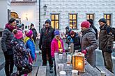 Rozdávání betlémského světla, společné zpívání u vánočního stromu, 3. adventní neděle 16.12.2018, foto: Lubor Mrázek