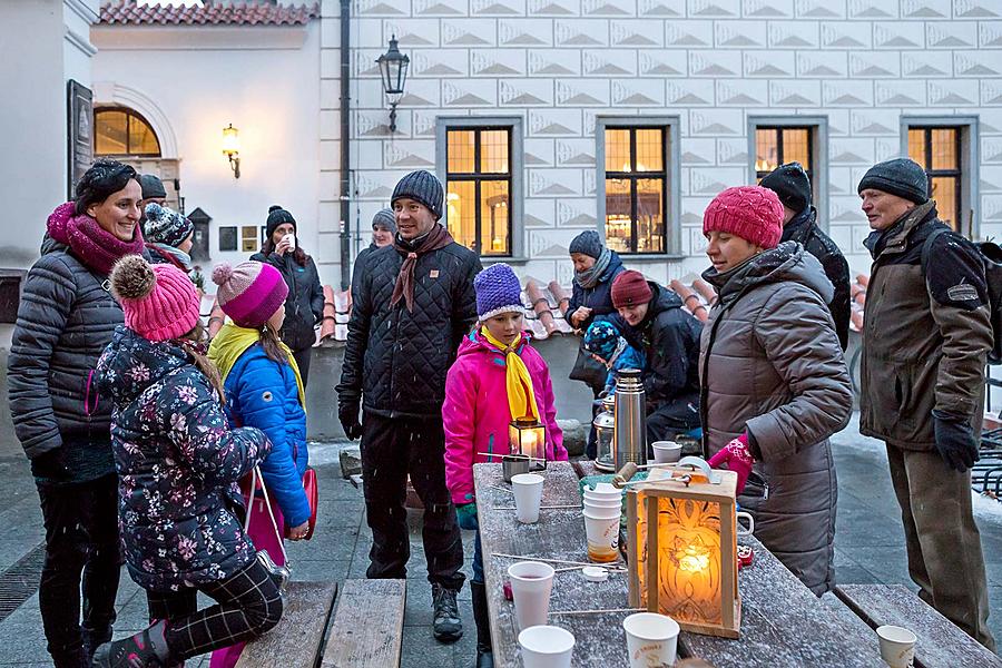 Rozdávání betlémského světla, společné zpívání u vánočního stromu, 3. adventní neděle 16.12.2018