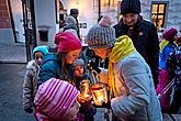 Rozdávání betlémského světla, společné zpívání u vánočního stromu, 3. adventní neděle 16.12.2018, foto: Lubor Mrázek