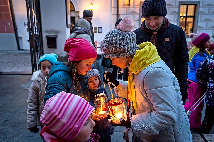 Rozdávání betlémského světla, společné zpívání u vánočního stromu, 3. adventní neděle 16.12.2018