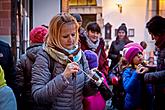 Passing on the Light of Bethlehem, Joint Singing by the Christmas Tree, 3rd Advent Sunday 16.12.2018, photo by: Lubor Mrázek