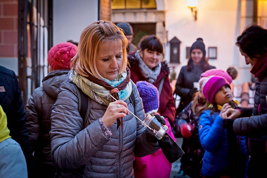 Rozdávání betlémského světla, společné zpívání u vánočního stromu, 3. adventní neděle 16.12.2018