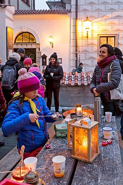 Passing on the Light of Bethlehem, Joint Singing by the Christmas Tree, 3rd Advent Sunday 16.12.2018