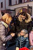 Passing on the Light of Bethlehem, Joint Singing by the Christmas Tree, 3rd Advent Sunday 16.12.2018, photo by: Lubor Mrázek