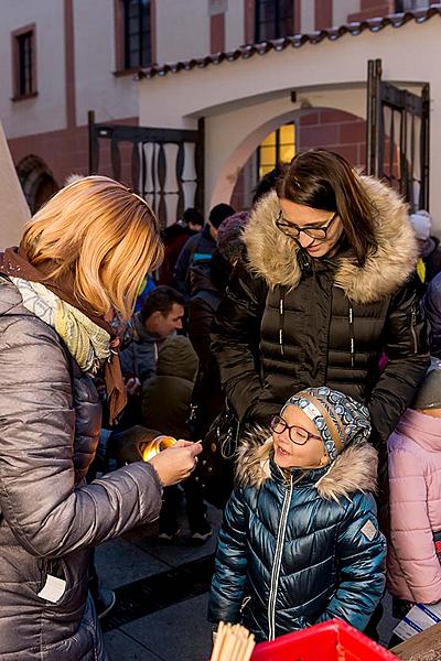 Rozdávání betlémského světla, společné zpívání u vánočního stromu, 3. adventní neděle 16.12.2018