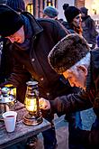 Passing on the Light of Bethlehem, Joint Singing by the Christmas Tree, 3rd Advent Sunday 16.12.2018, photo by: Lubor Mrázek