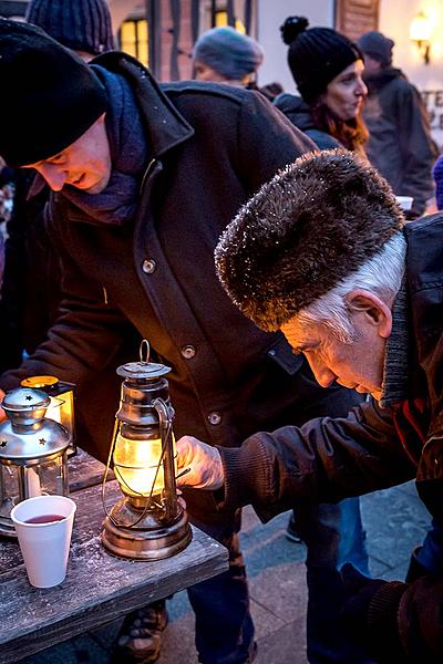 Rozdávání betlémského světla, společné zpívání u vánočního stromu, 3. adventní neděle 16.12.2018