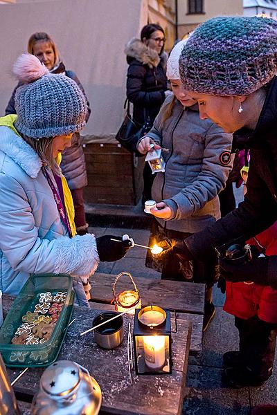 Rozdávání betlémského světla, společné zpívání u vánočního stromu, 3. adventní neděle 16.12.2018