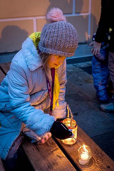 Verteilung des Lichts aus Bethlehem, Gemeinsames Singen am Weihnachtsbaum, 3. Adventssonntag 16.12.2018