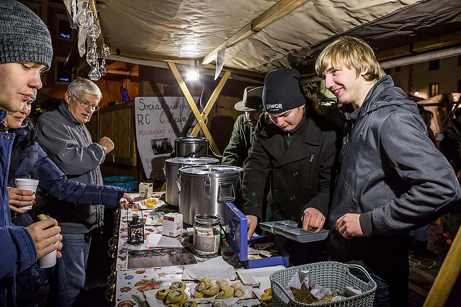 Rozdávání betlémského světla, společné zpívání u vánočního stromu, 3. adventní neděle 16.12.2018