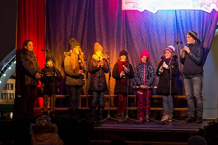 Passing on the Light of Bethlehem, Joint Singing by the Christmas Tree, 3rd Advent Sunday 16.12.2018