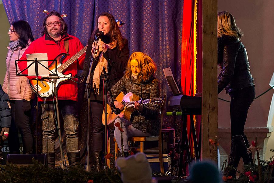 Verteilung des Lichts aus Bethlehem, Gemeinsames Singen am Weihnachtsbaum, 3. Adventssonntag 16.12.2018