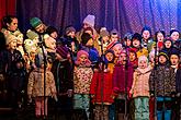 Passing on the Light of Bethlehem, Joint Singing by the Christmas Tree, 3rd Advent Sunday 16.12.2018, photo by: Lubor Mrázek