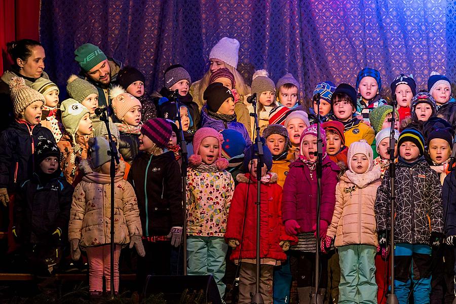 Rozdávání betlémského světla, společné zpívání u vánočního stromu, 3. adventní neděle 16.12.2018